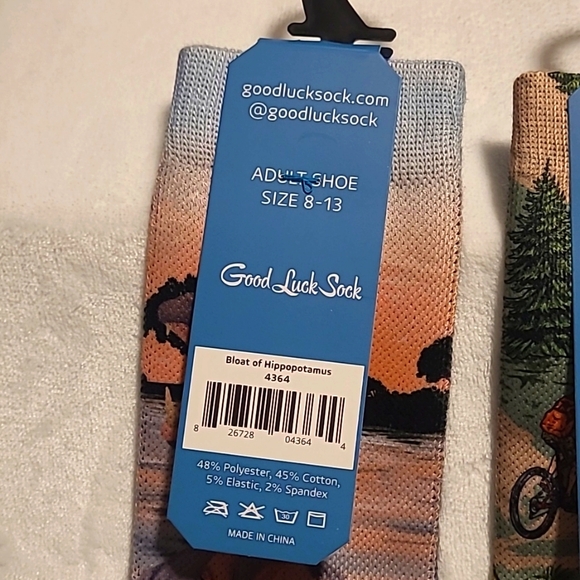 2 Pair Socks, creative designs, super soft - Picture 4 of 4